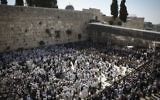 Des Juifs pratiquants au mur Occidental, vêtus de leurs Taliths en période de Pessah - 17 avril 2014 (Crédit : Hadas Parush Flash 90)